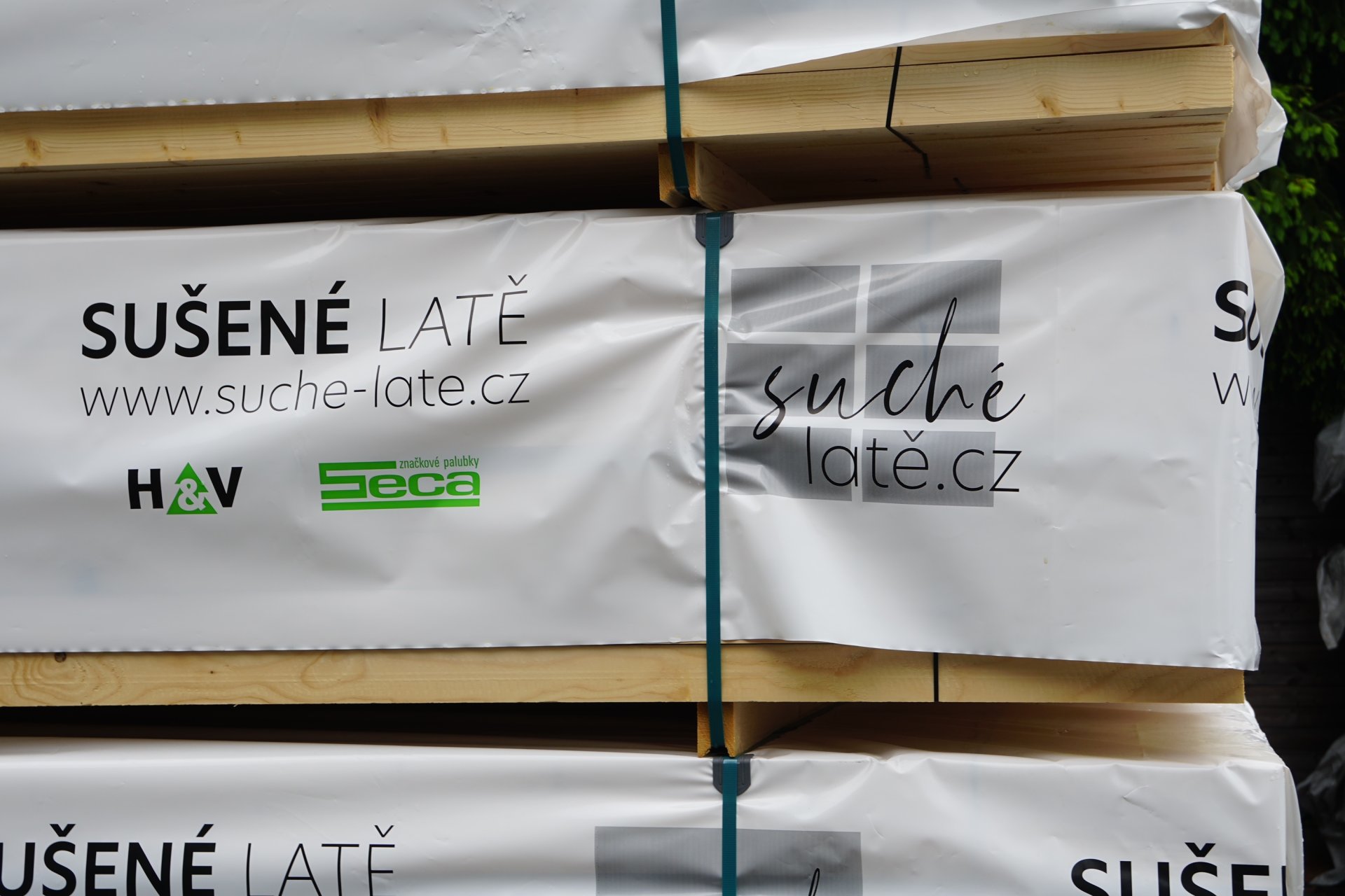 Balík latí s fólií